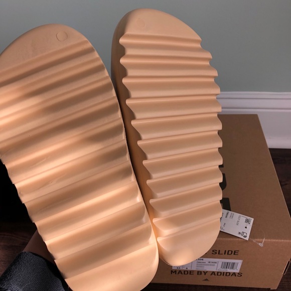 New Yeezy x adidas Slides Desert Sand. Size 9M - Picture 3 of 8